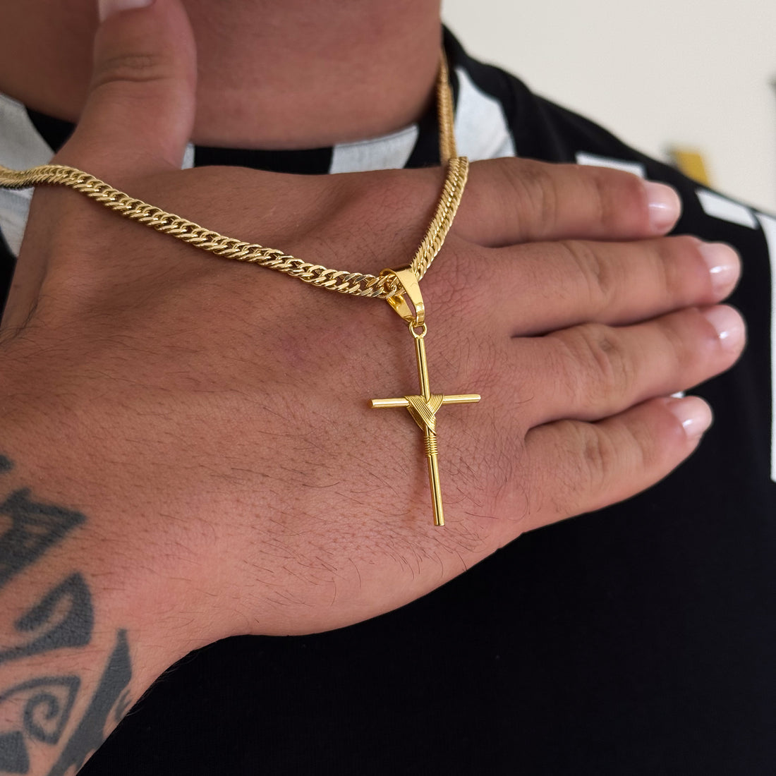 Colar Crucifixo Palito M - Corrente Lacraia 4mm Banhado A Ouro 18k