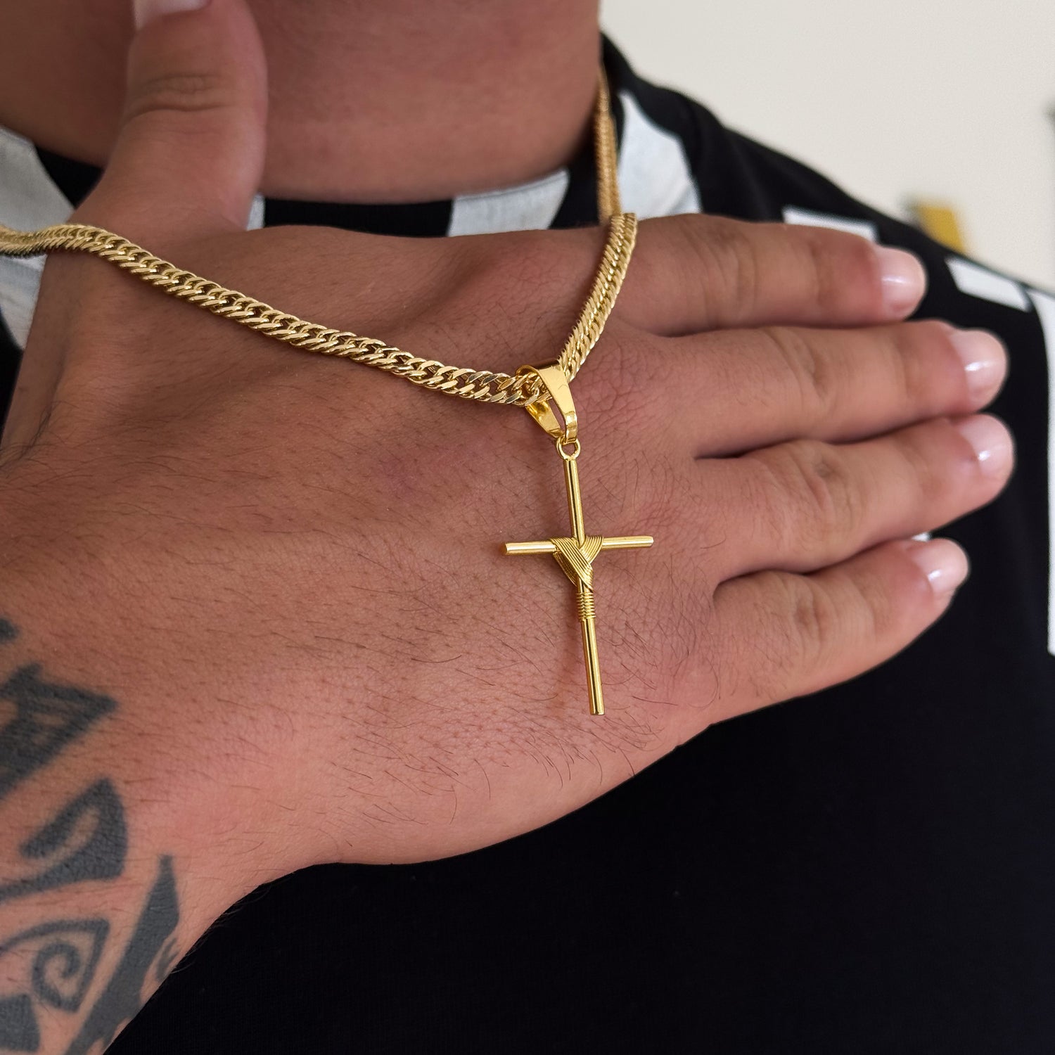 Colar Crucifixo Palito M - Corrente Lacraia 4mm Banhado A Ouro 18k
