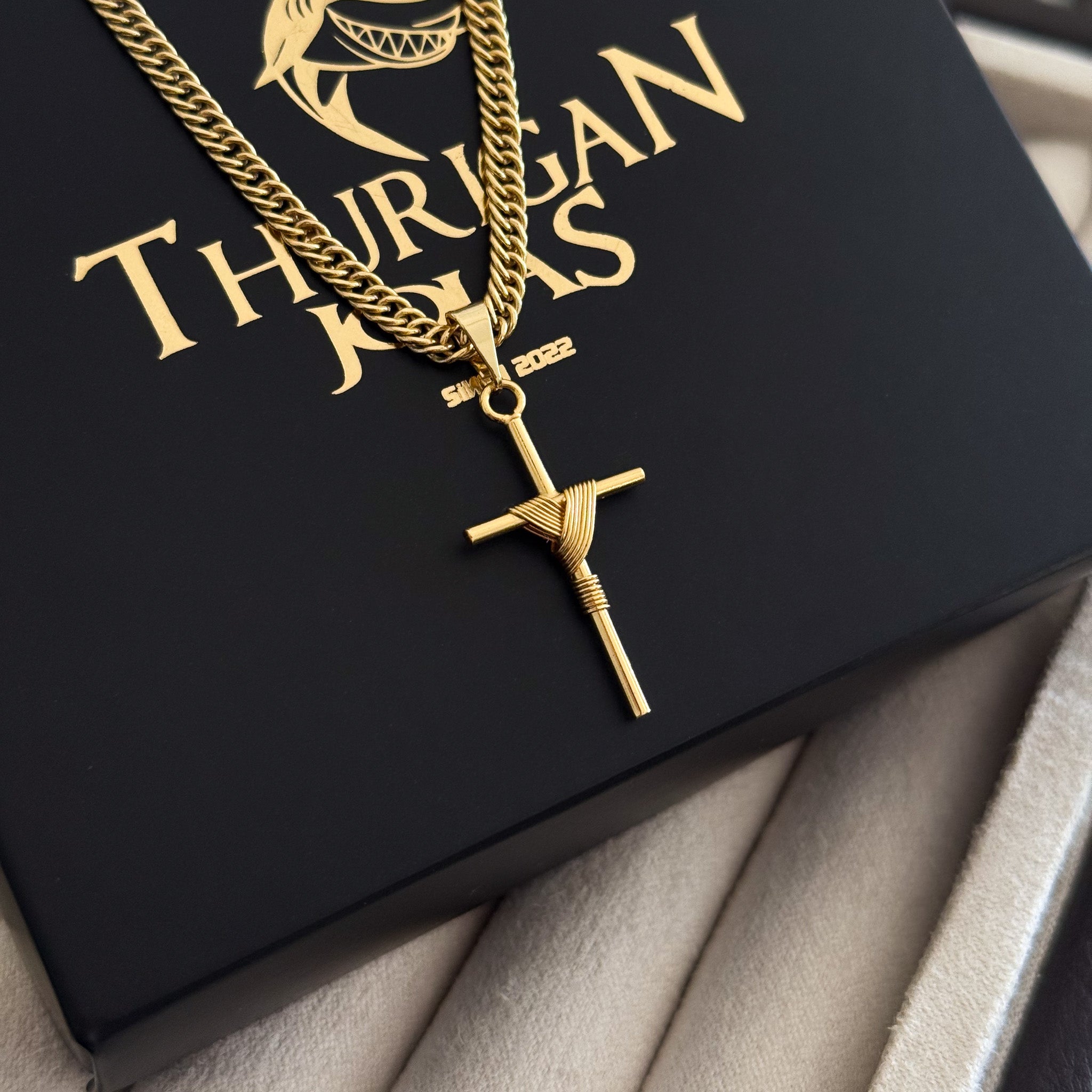 Colar Crucifixo Palito P - Corrente Lacraia Banhado A Ouro 18k
