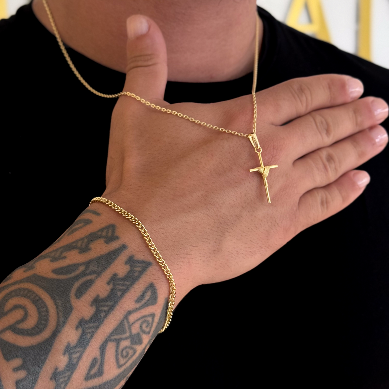 Colar Crucifixo Palito P - Corrente Cadeado e Pulseira Grumet Cuban Banhado A Ouro 18k