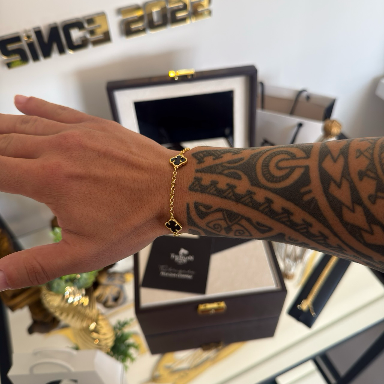 Pulseira Elo Português 2mm Trevo Ônix Banhado A Ouro 18k