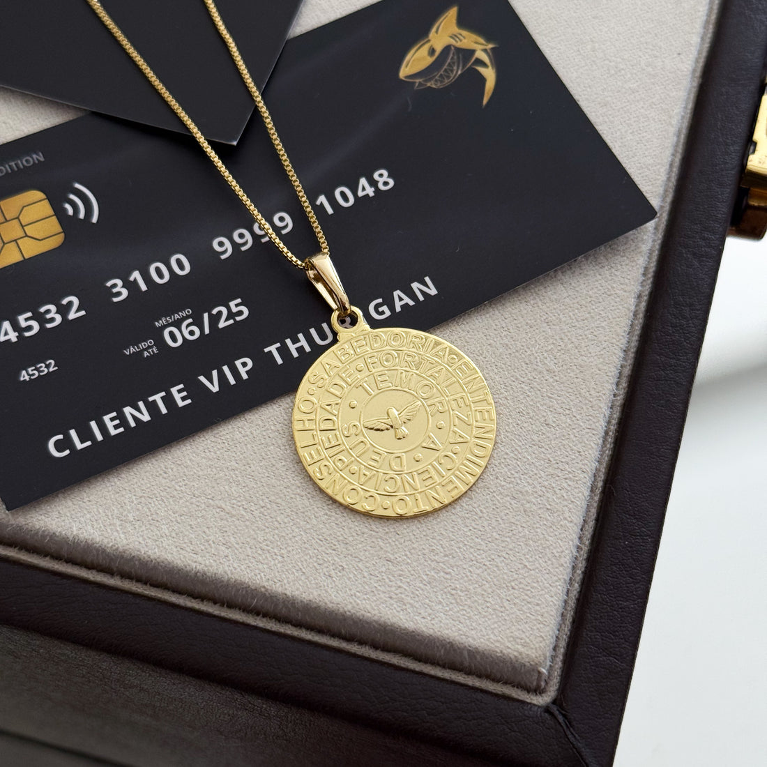 Pingente Medalha Espírito Santo Características 2,5x2,5cm Banhado A Ouro 18k