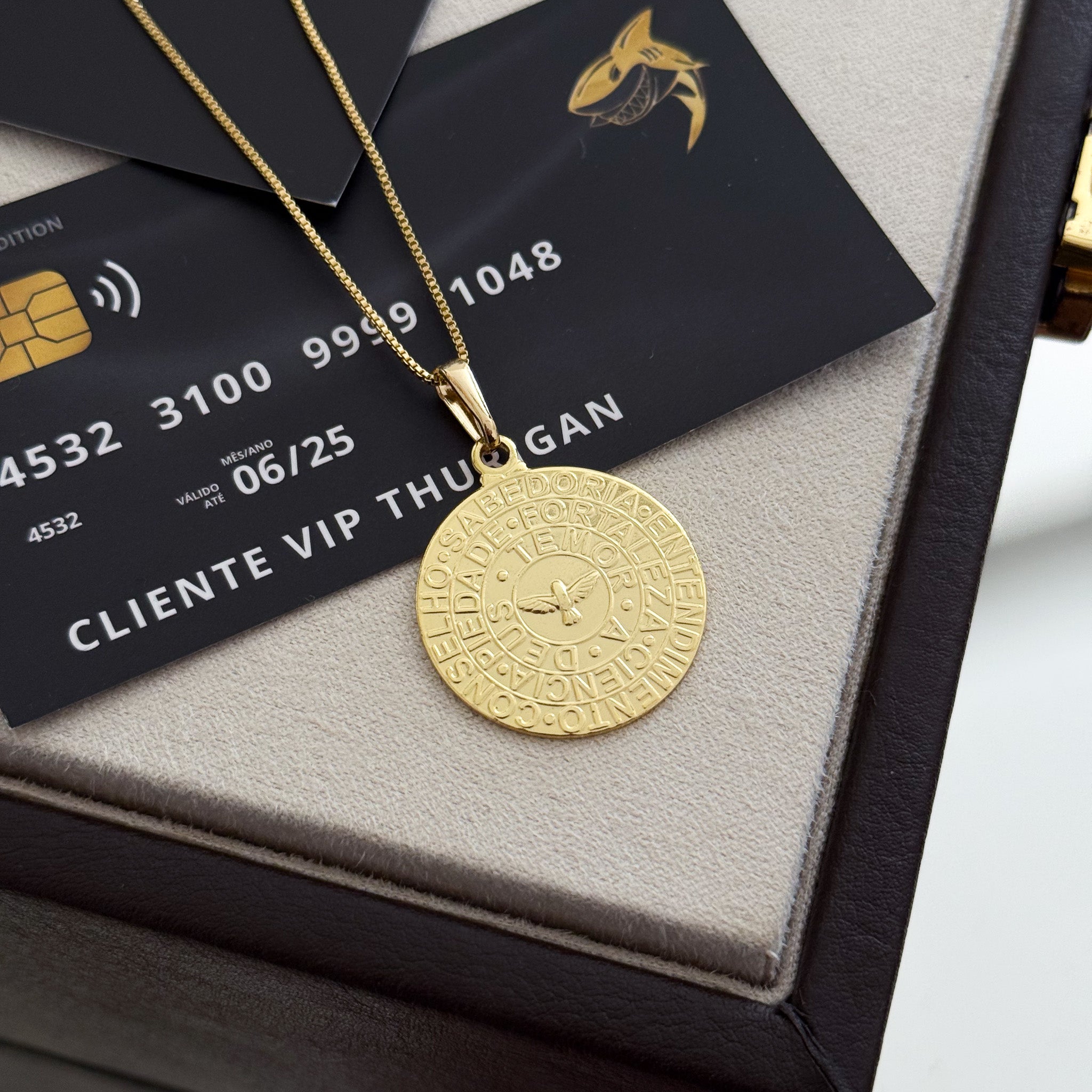 Pingente Medalha Espírito Santo Características 2,5x2,5cm Banhado A Ouro 18k