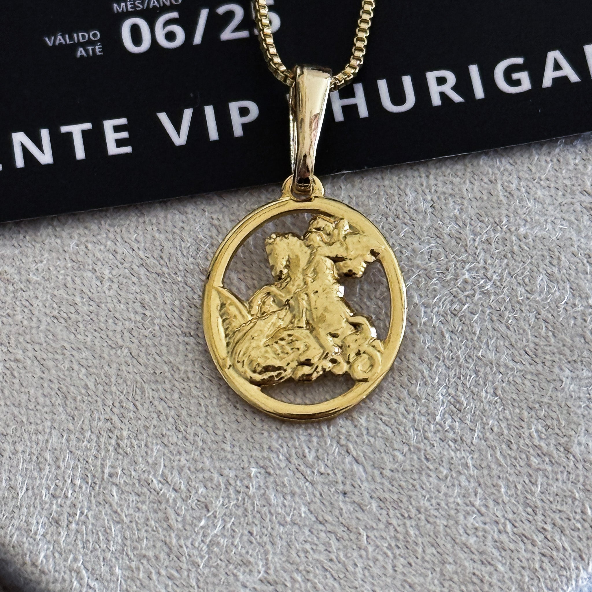 Pingente Plaquinha Oval São Jorge Vazado 1,5X1cm Banhado A Ouro 18k