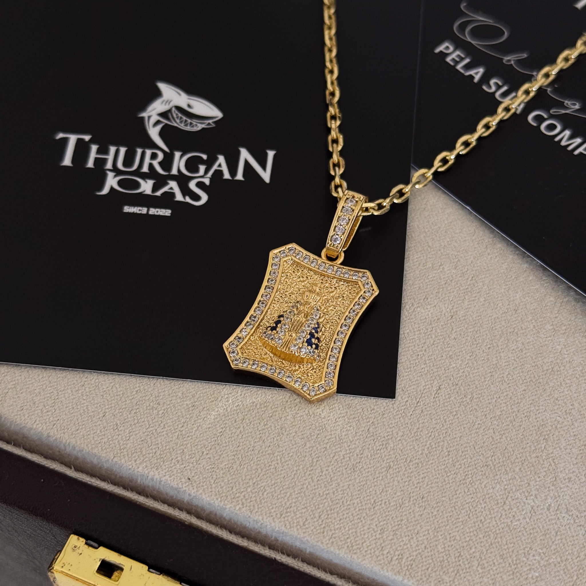Colar Plaquinha N. Sra. Aparecida Curvado Cravejado P - Corrente e Pulseira Cadeado 2mm Banhado A Ouro 18k
