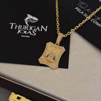 Colar Plaquinha N. Sra. Aparecida Curvado Cravejado P - Corrente e Pulseira Cadeado 2mm Banhado A Ouro 18k