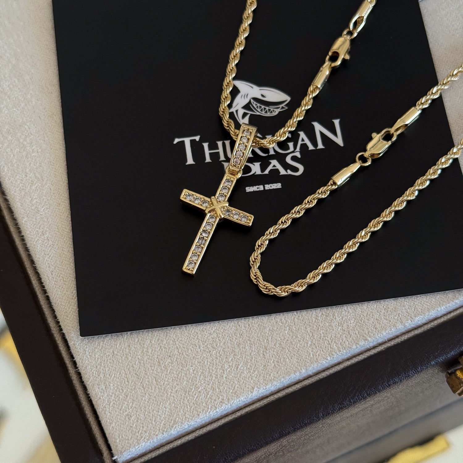 Colar Crucifixo Amarrado Cravejado - Corrente e Pulseira Baiana Banhado A Ouro 18k