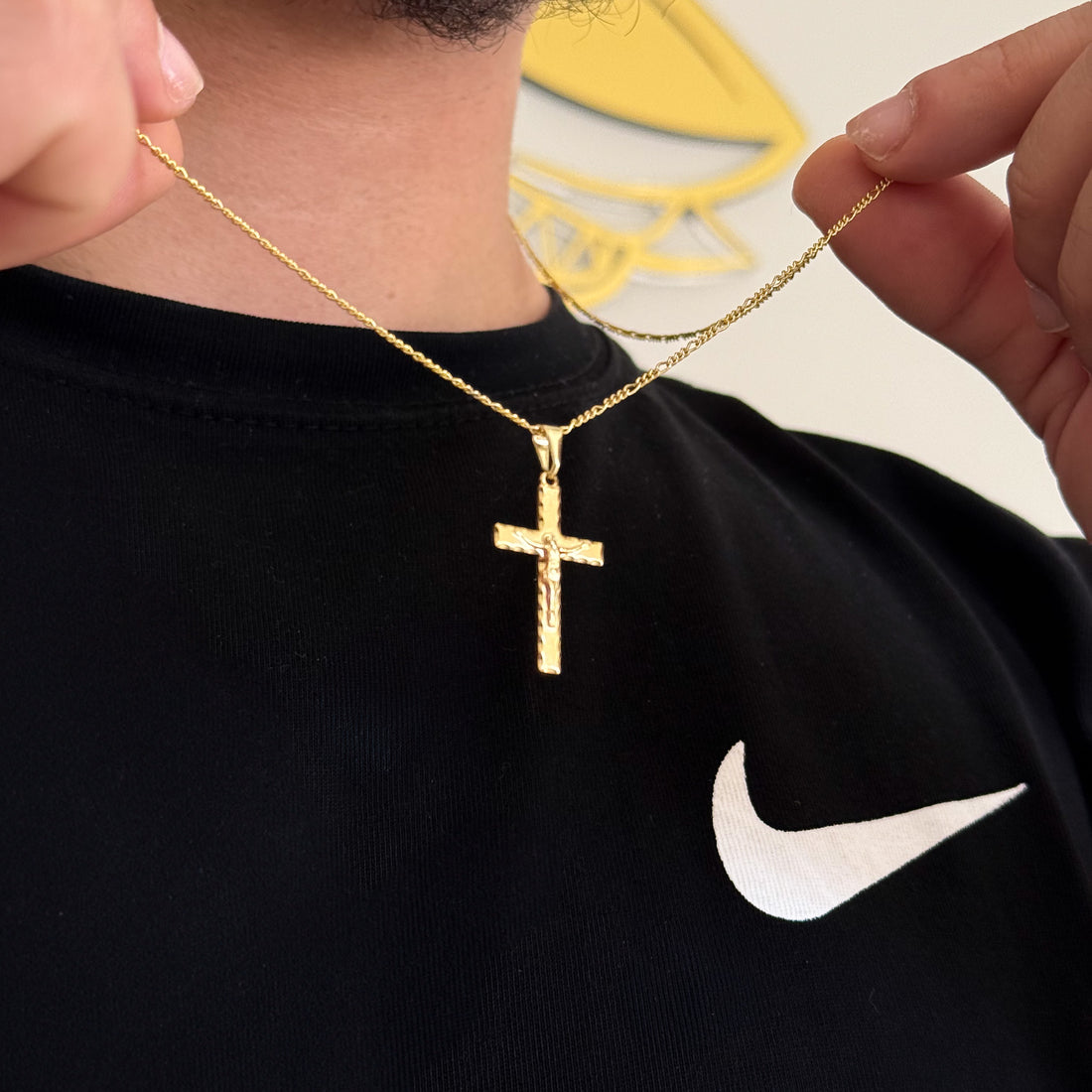 Colar Crucifixo Jesus Na Cruz 3D - Corrente 3 Por 1 Fígaro e Pulseira Piastrine Banhado A Ouro 18k