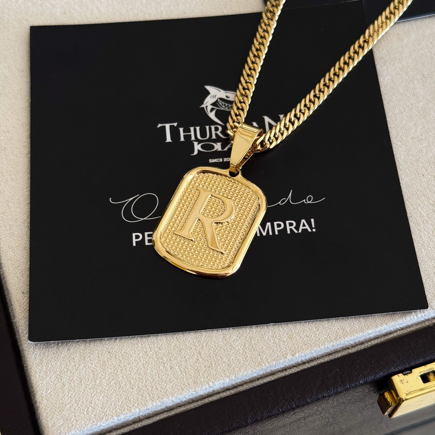 Colar Plaquinha De Letra - Corrente Lacraia 4mm Banhado A Ouro 18k