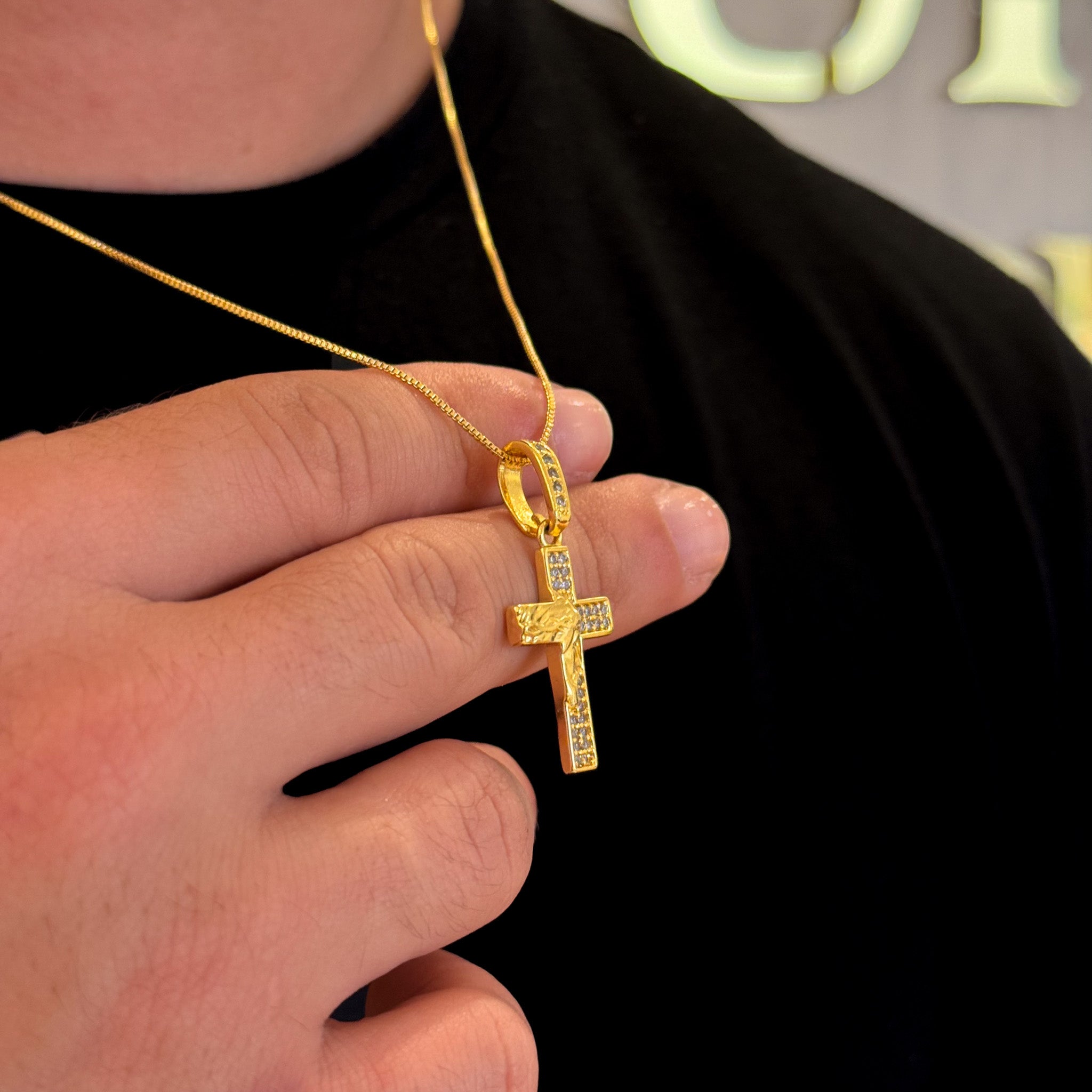 Colar Crucifixo Face De Cristo Cravejado - Corrente Veneziana e Pulseira Cadeado Alongado Banhado A Ouro 18k