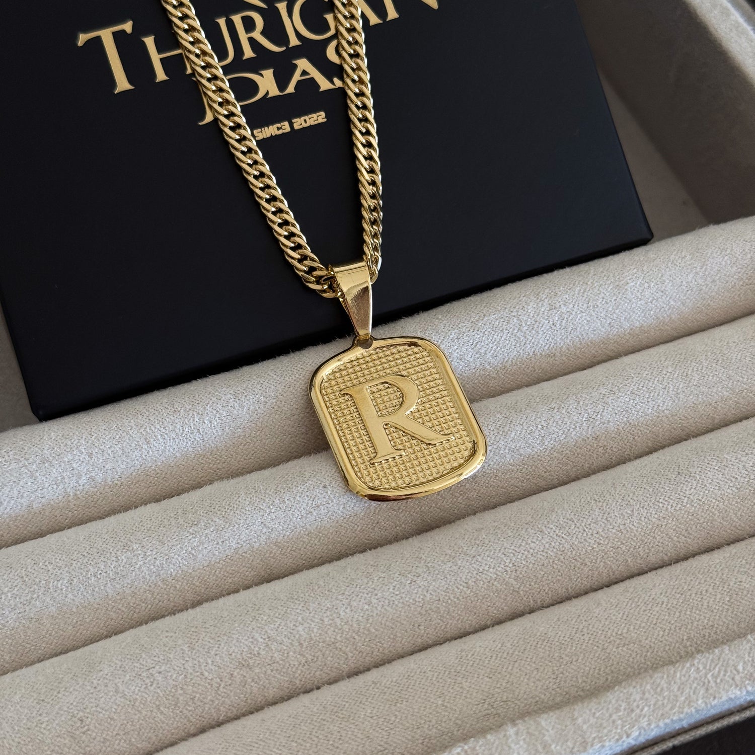 Colar Plaquinha De Letra - Corrente Lacraia 4mm Banhado A Ouro 18k
