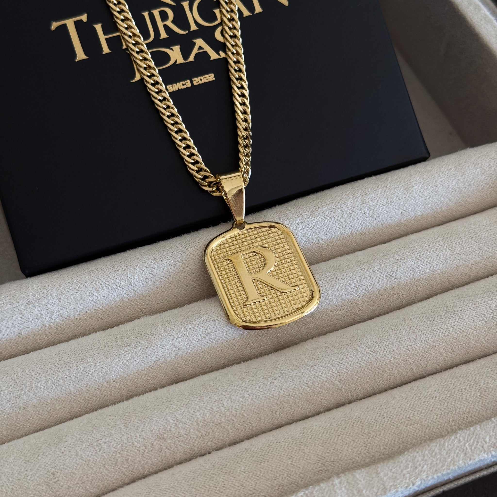 Colar Plaquinha De Letra - Corrente Lacraia 4mm Banhado A Ouro 18k