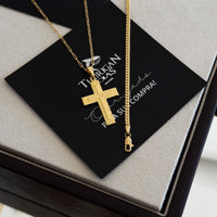 Colar Crucifixo Em Alto Relevo - Corrente Cadeado Alongado e Pulseira Grumet Flat Banhado A Ouro 18k