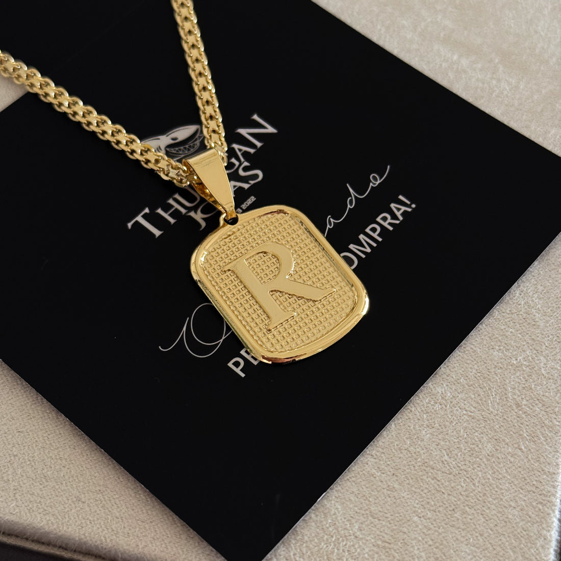 Colar Plaquinha De Letra - Corrente Cadeado Duplo Banhado A Ouro 18k