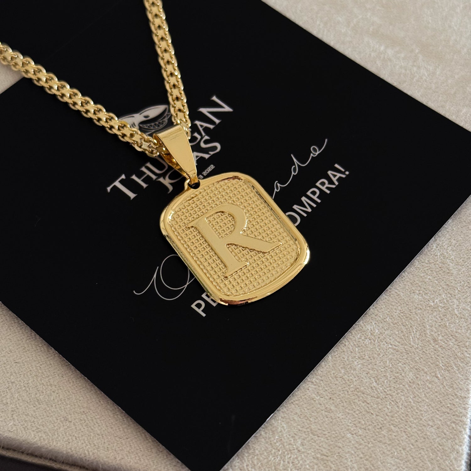 Colar Plaquinha De Letra - Corrente Cadeado Duplo Banhado A Ouro 18k