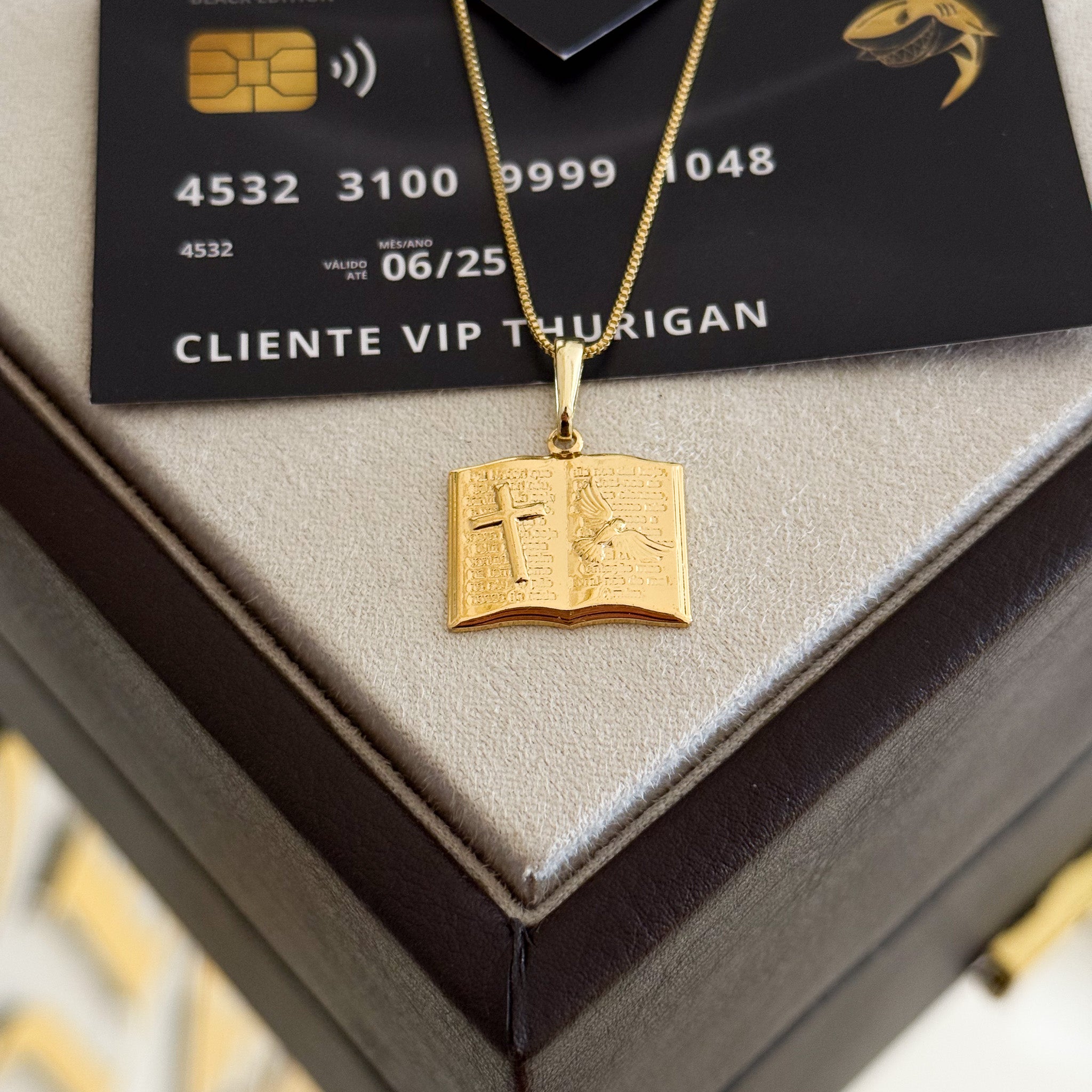 Pingente Plaquinha Bíblia Oração Pai Nosso 2x1,5cm Banhado A Ouro 18k