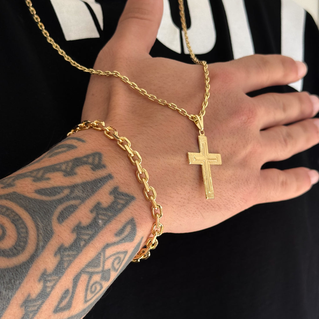 Colar Crucifixo Em Alto Relevo - Corrente e Pulseira Cadeado Banhado A Ouro 18k