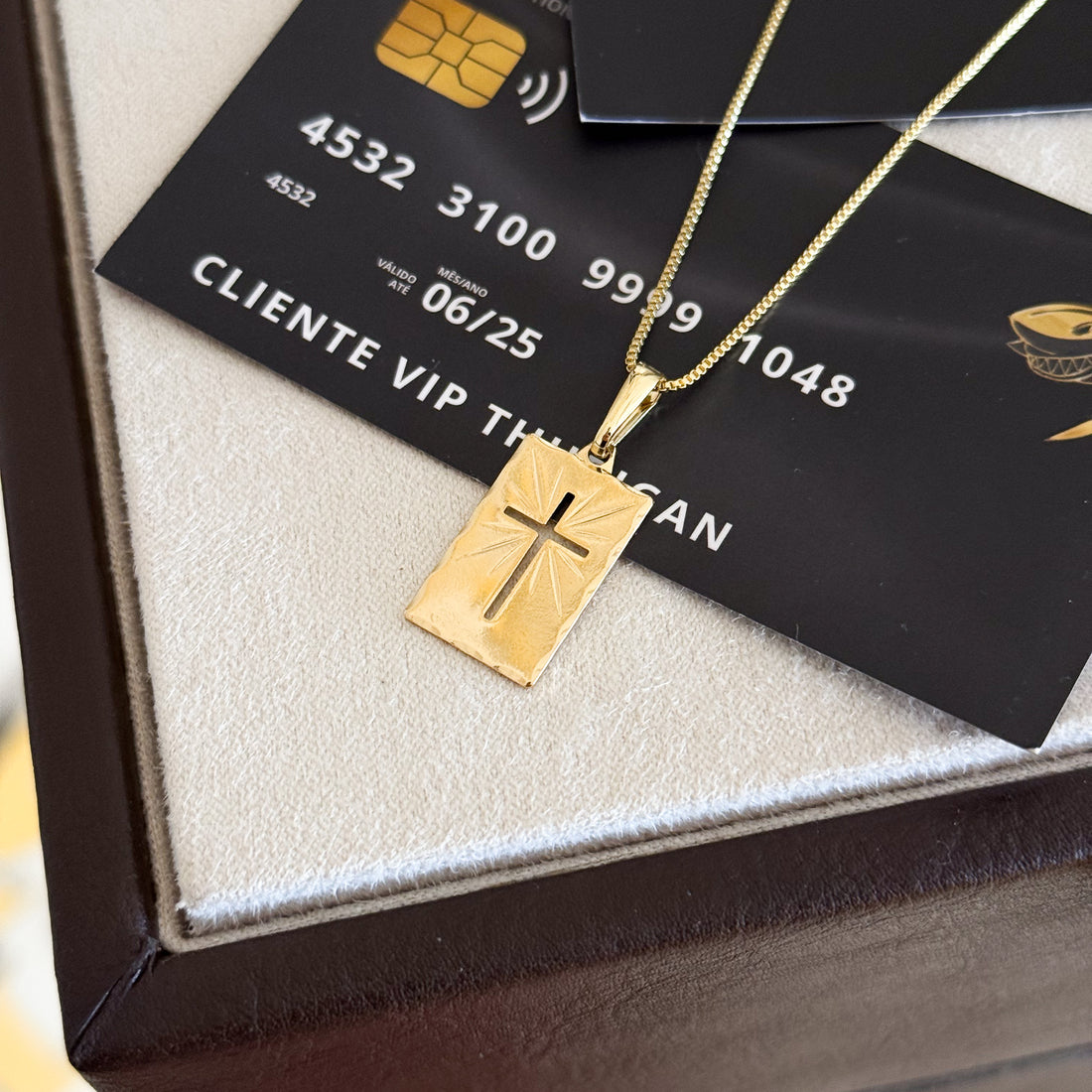 Pingente Plaquinha Crucifixo Vazado 2,0x1,7cm Banhado A Ouro 18k