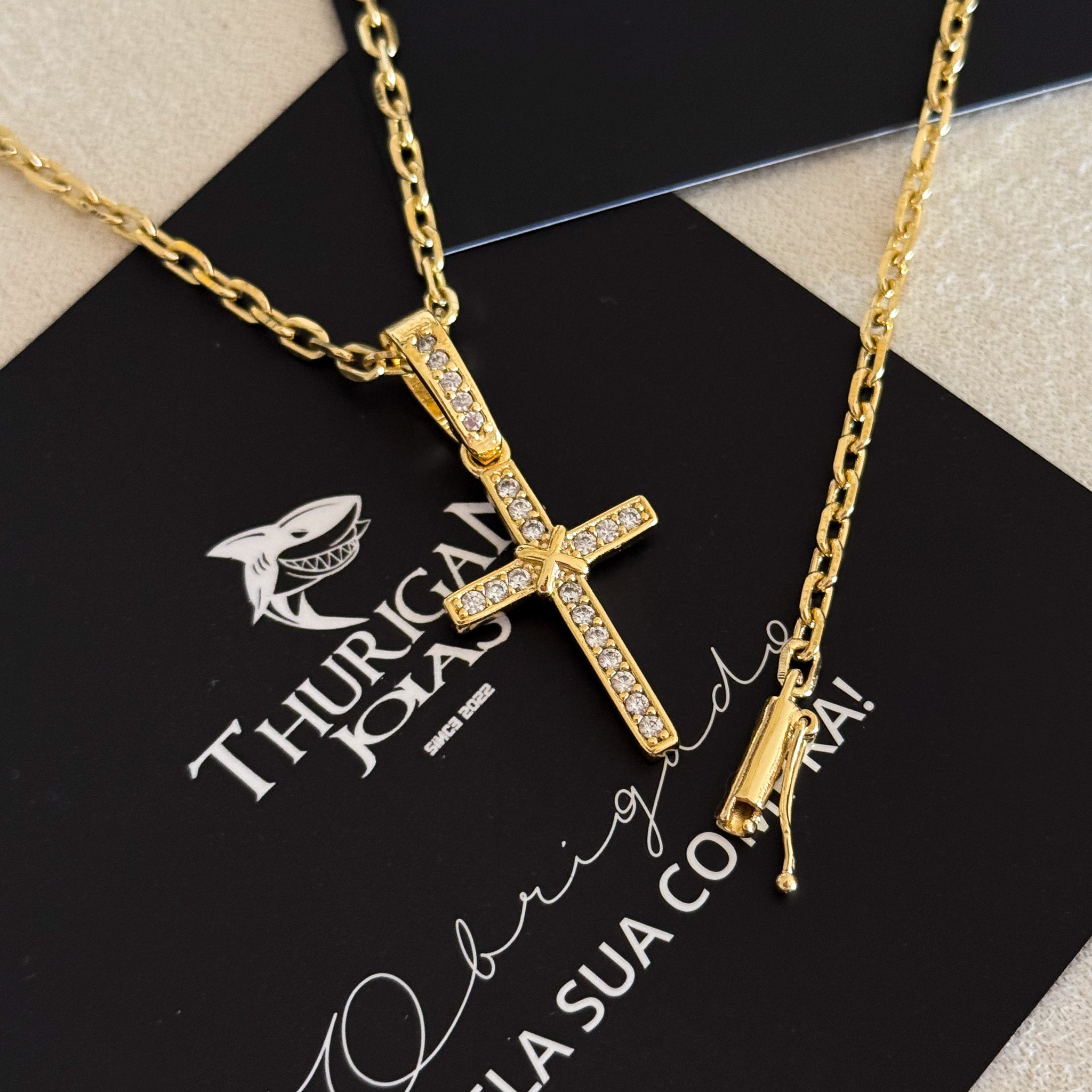 Colar Crucifixo Amarrado Cravejado - Corrente e Pulseira Cadeado 2mm Banhado A Ouro 18k