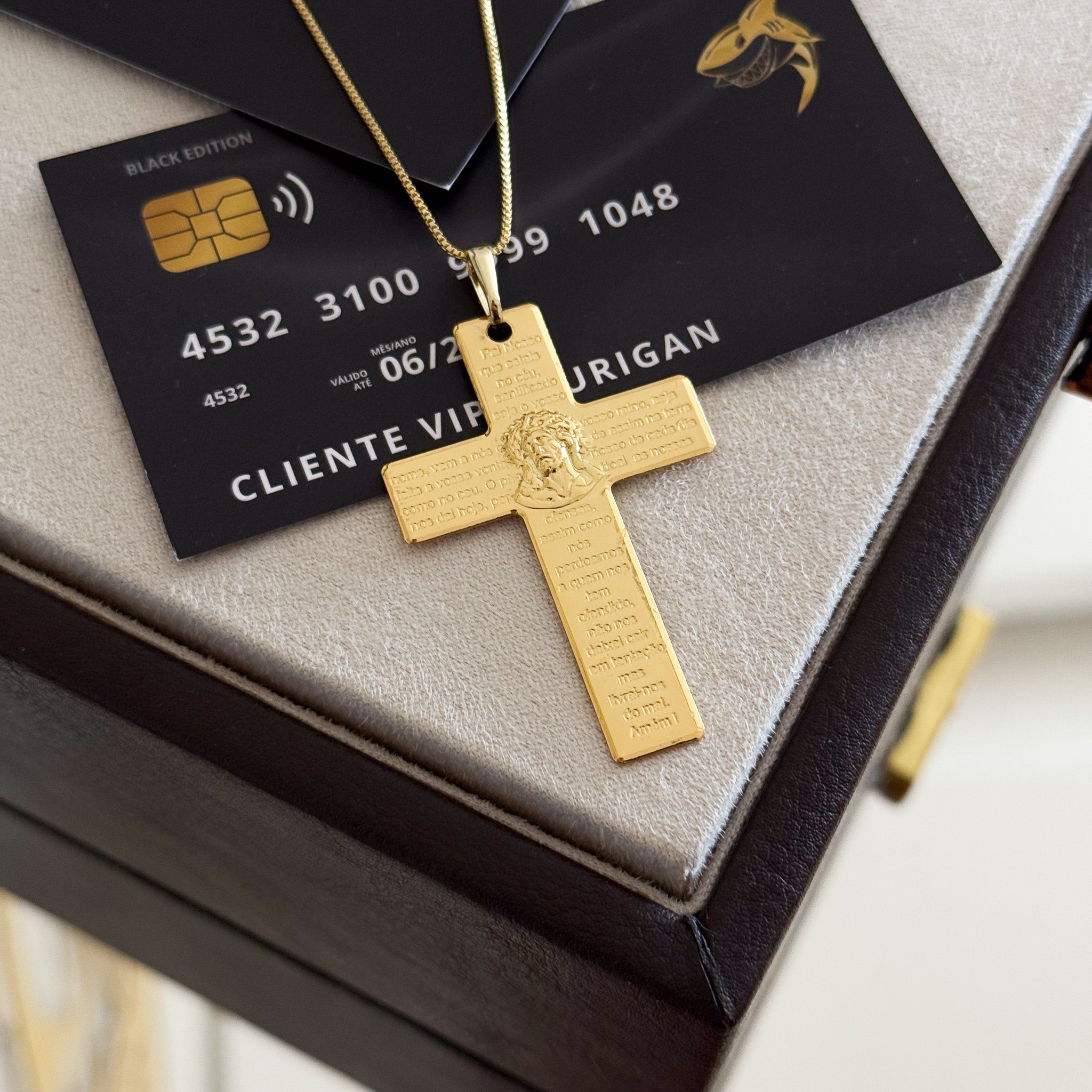 Pingente Crucifixo Com Oração Pai Nosso E Jesus 5x3,5cm Banhado A Ouro 18k