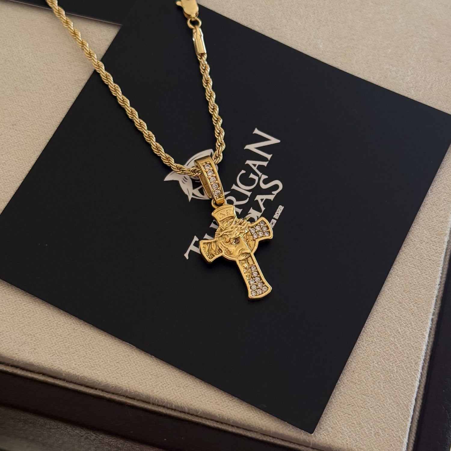 Colar Crucifixo Face De Cristo Detalhado Cravejado P - Corrente Baiana Banhado A Ouro 18k