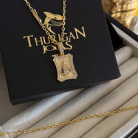Colar Plaquinha N. Sra. Aparecida Curvado Cravejado P - Corrente e Pulseira Cadeado 2mm Banhado A Ouro 18k