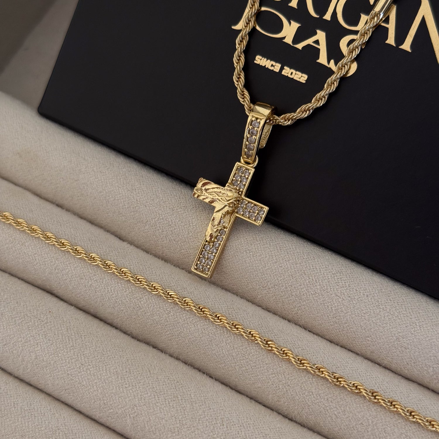 Colar Crucifixo Face De Cristo Cravejado P - Corrente e Pulseira Baiana Banhado A Ouro 18k