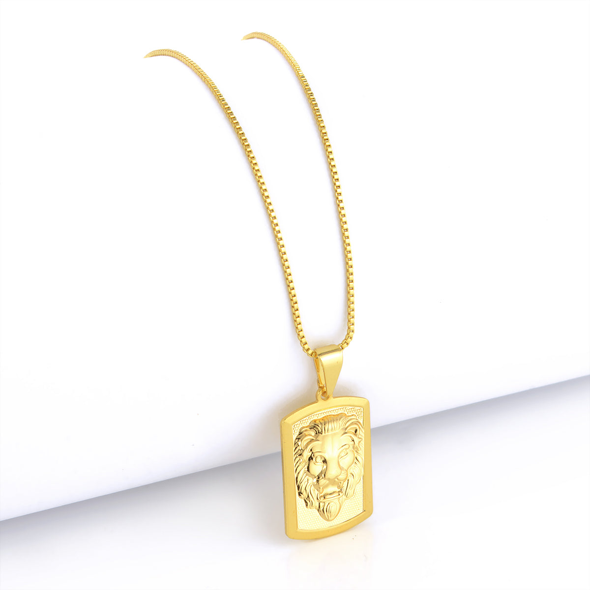 Pingente Plaquinha Leão de Judá 2x1,5cm Banhado A Ouro 18k