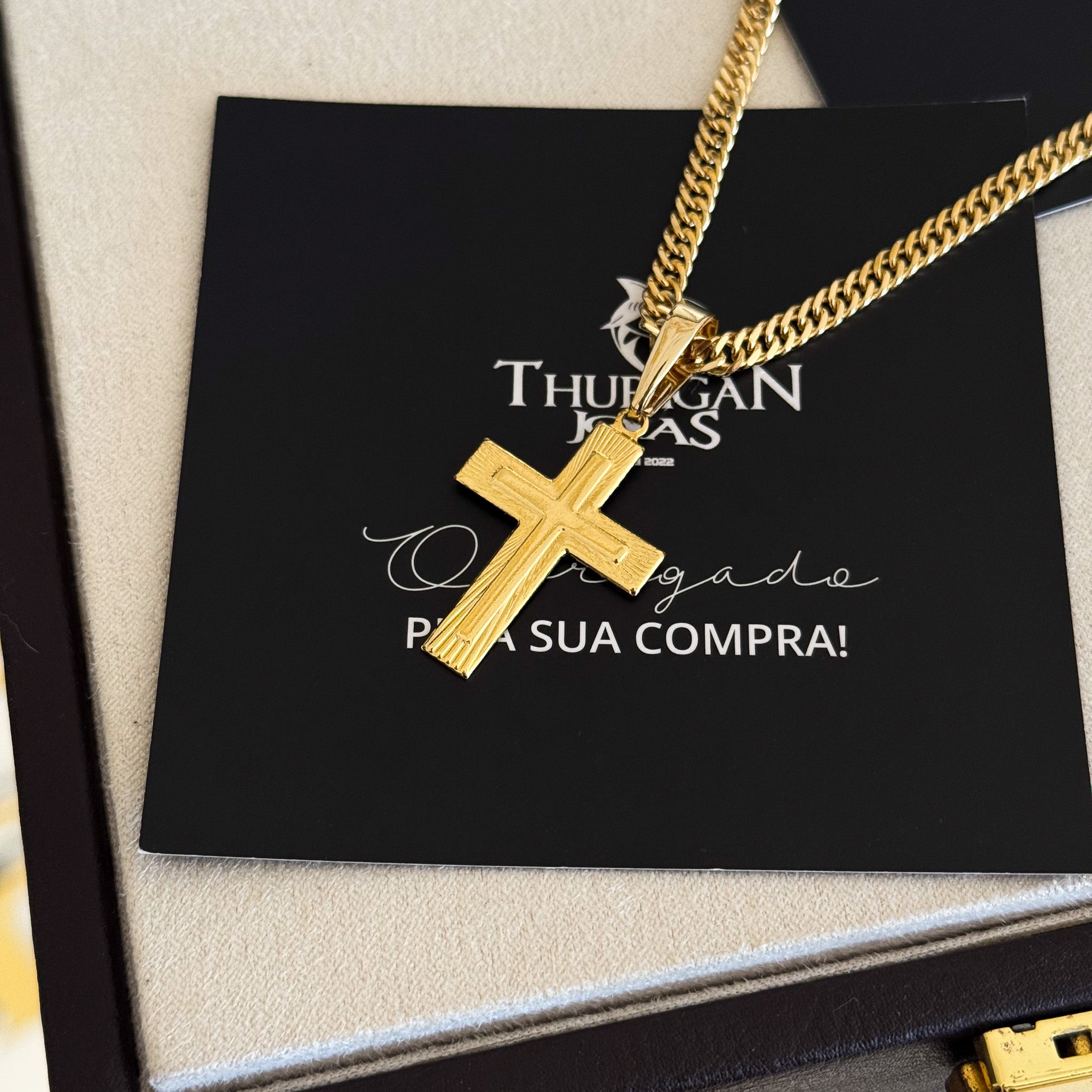 Colar Crucifixo Em Alto Relevo - Corrente Lacraia Banhado A Ouro 18k