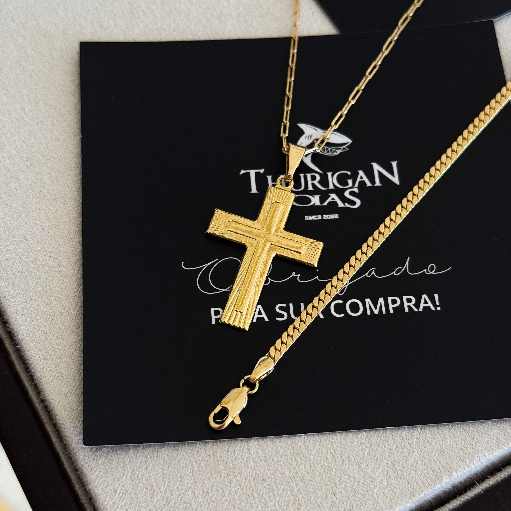 Colar Crucifixo Em Alto Relevo - Corrente Cadeado Alongado e Pulseira Grumet Flat Banhado A Ouro 18k