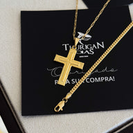Colar Crucifixo Em Alto Relevo - Corrente Cadeado Alongado e Pulseira Grumet Flat Banhado A Ouro 18k