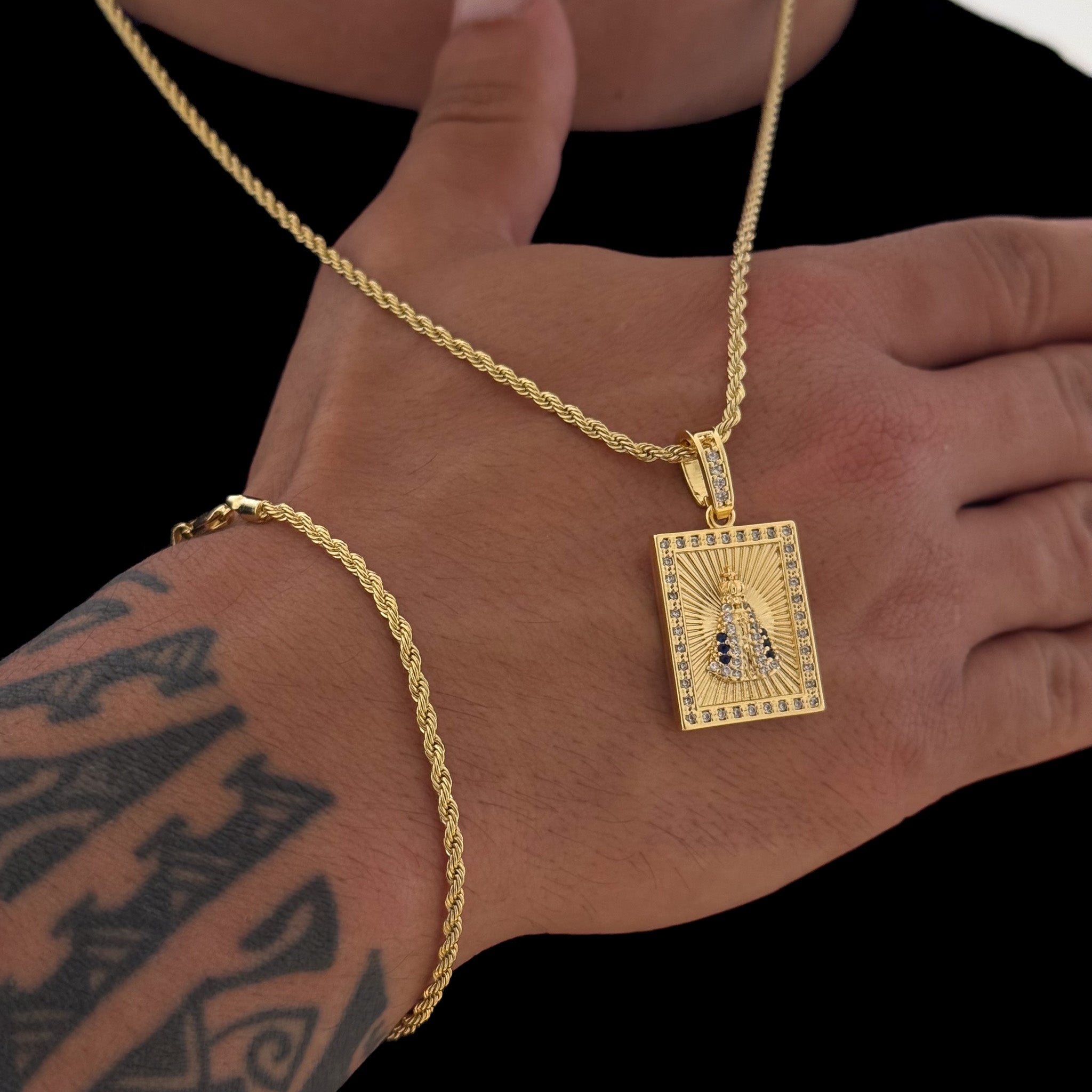 Colar Plaquinha N. Sra. Aparecida Detalhado Cravejado P - Corrente e Pulseira Baiana Banhado A Ouro 18k