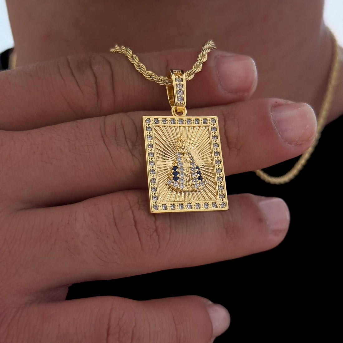 Colar Plaquinha N. Sra. Aparecida Detalhado Cravejado P - Corrente Baiana Banhado A Ouro 18k