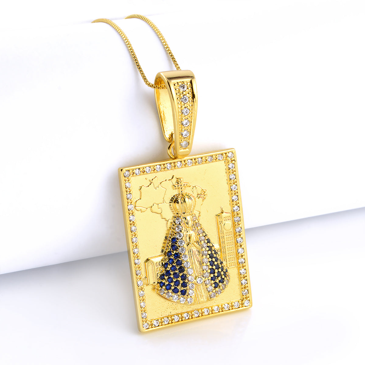 Pingente Plaquinha N. Sra. Aparecida Santuário Cravejado M 4x3cm Banhado A Ouro 18k