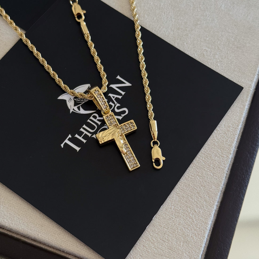 Colar Crucifixo Face De Cristo Cravejado P - Corrente e Pulseira Baiana Banhado A Ouro 18k