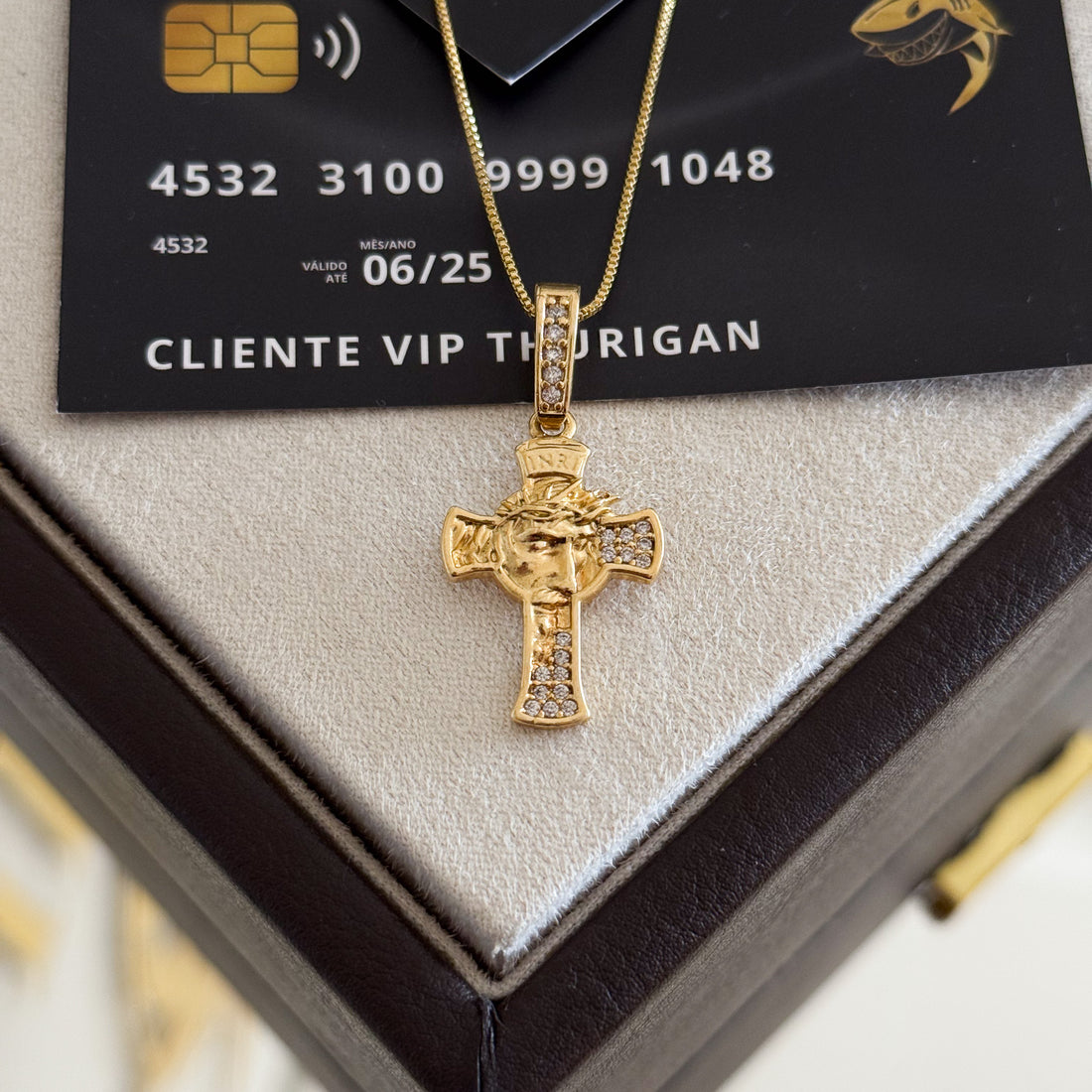 Pingente Crucifixo Face de Cristo Detalhado Cravejado P 2,5x1,5cm Banhado A Ouro 18k