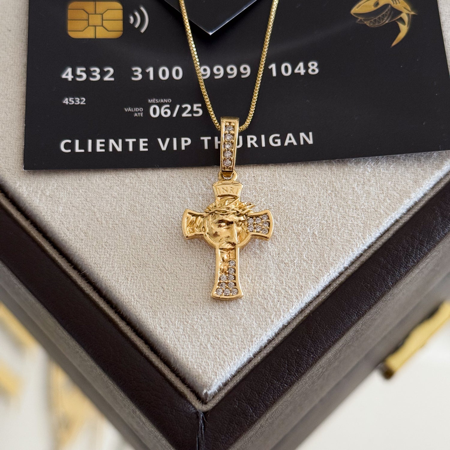 Pingente Crucifixo Face de Cristo Detalhado Cravejado P 2,5x1,5cm Banhado A Ouro 18k