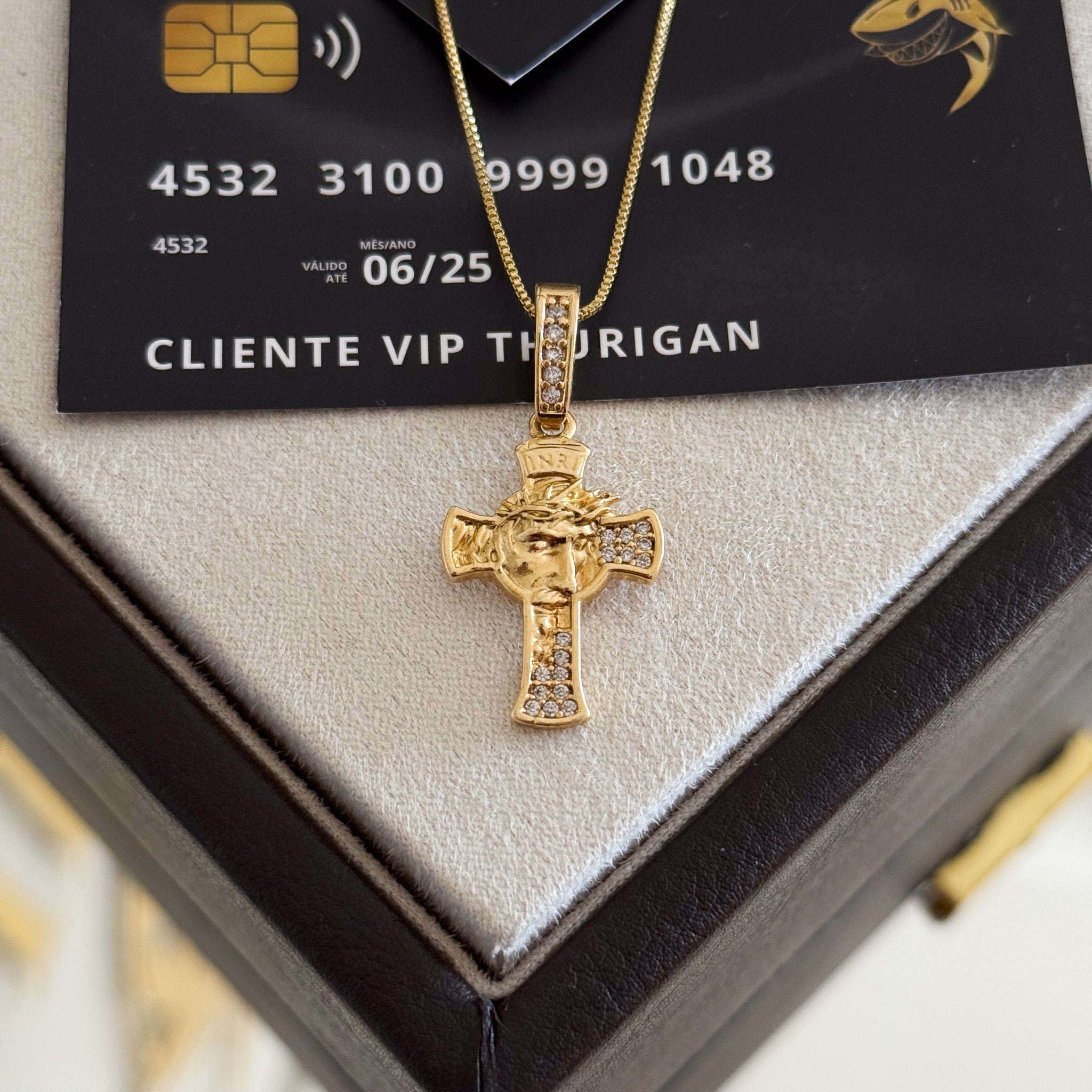 Pingente Crucifixo Face de Cristo Detalhado Cravejado P 2,5x1,5cm Banhado A Ouro 18k