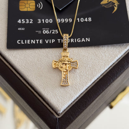 Pingente Crucifixo Face de Cristo Detalhado Cravejado P 2,5x1,5cm Banhado A Ouro 18k