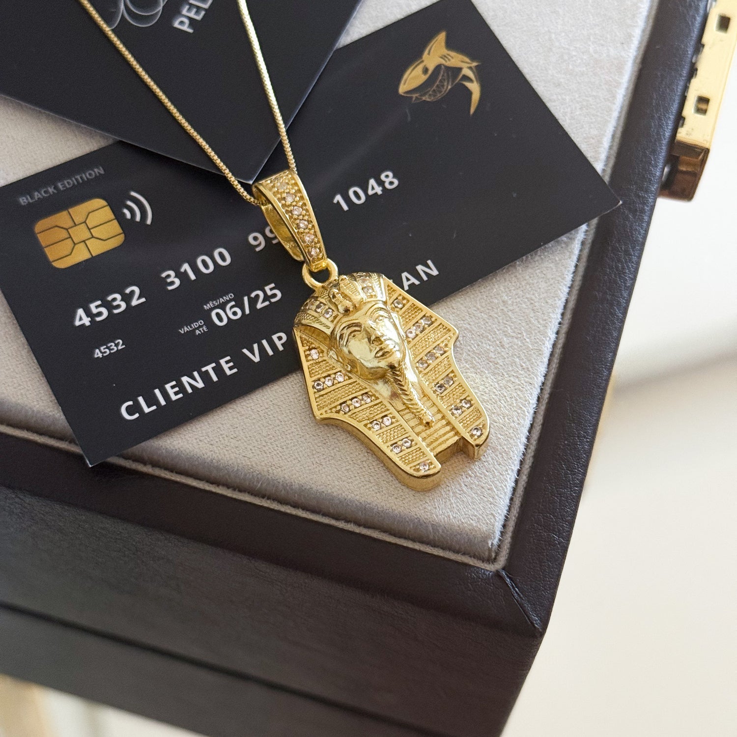 Pingente Faraó Cravejado 4x2cm Banhado A Ouro 18k