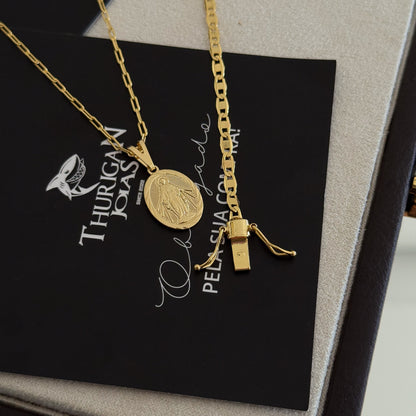 Colar Plaquinha Oval N. Sra. Das Graças - Corrente Cadeado Alongado e Pulseira Piastrine Banhado A Ouro 18k