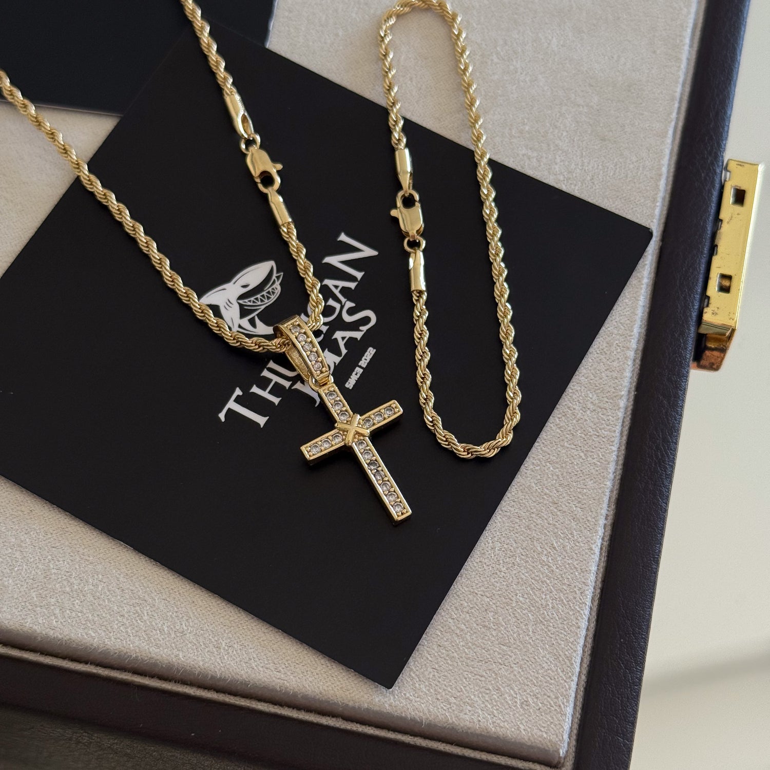 Colar Crucifixo Amarrado Cravejado - Corrente e Pulseira Baiana Banhado A Ouro 18k