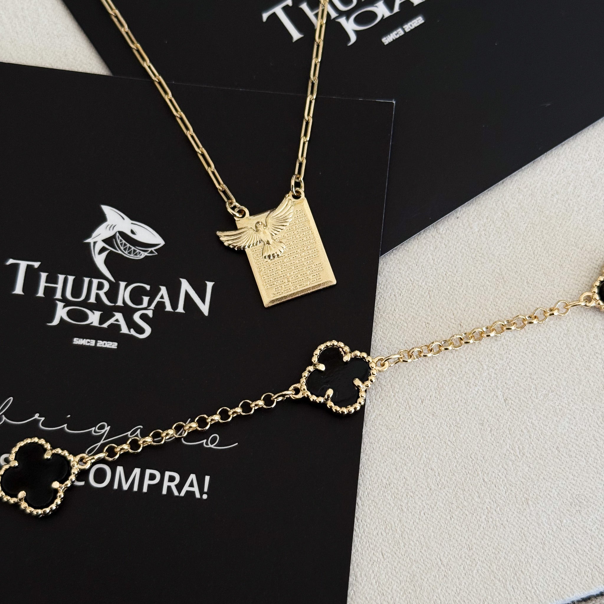 Kit Escapulário Espírito Santo Oração Pai Nosso e Pulseira Trevo Onix Banhado A Ouro 18k