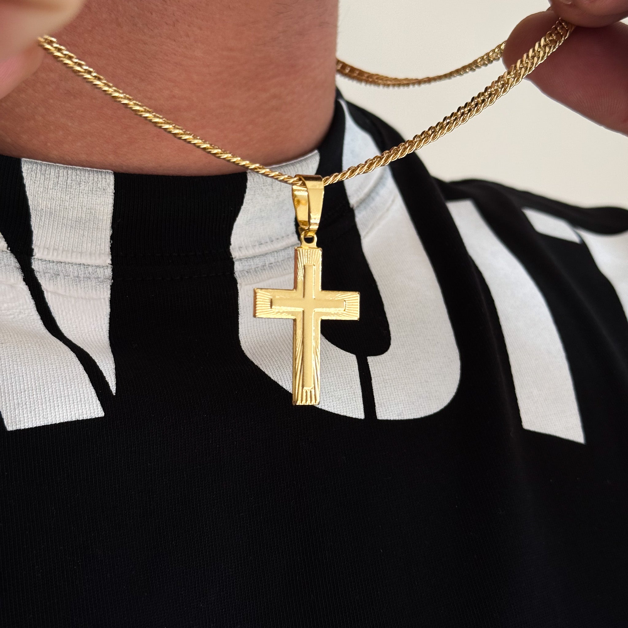 Colar Crucifixo Em Alto Relevo - Corrente Lacraia Banhado A Ouro 18k