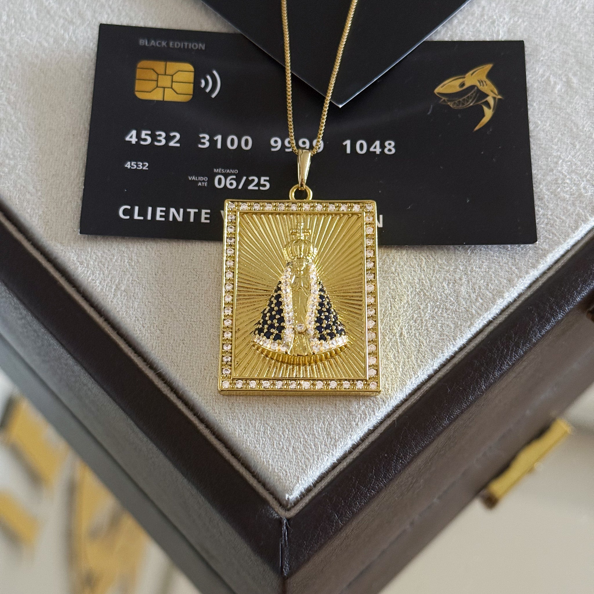 Pingente Plaquinha N. Sra. Aparecida Detalhado Cravejado M 4x3cm Banhado A Ouro 18k