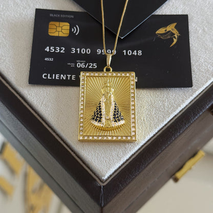 Pingente Plaquinha N. Sra. Aparecida Detalhado Cravejado M 4x3cm Banhado A Ouro 18k