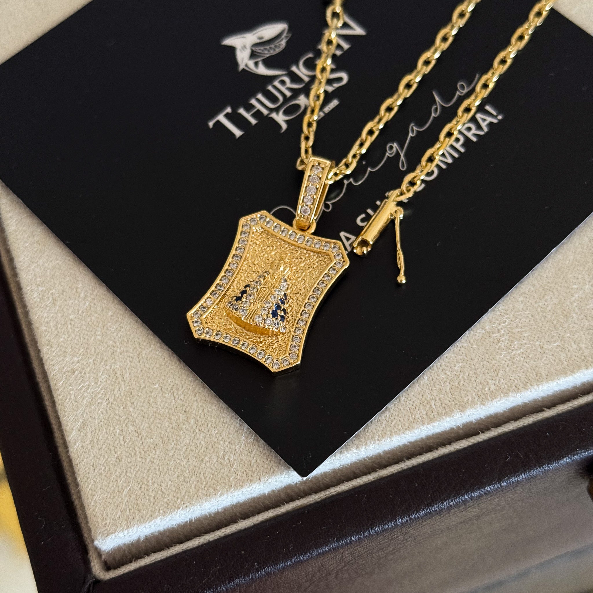 Colar Plaquinha N. Sra. Aparecida Curvado Cravejado P - Corrente e Pulseira Cadeado 2mm Banhado A Ouro 18k
