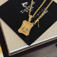 Colar Plaquinha N. Sra. Aparecida Curvado Cravejado P - Corrente e Pulseira Cadeado 2mm Banhado A Ouro 18k