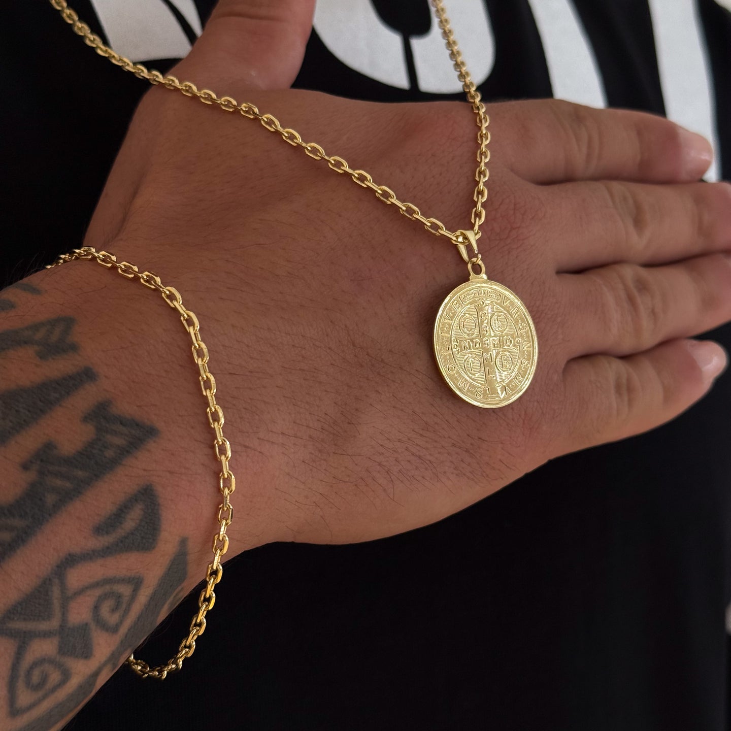 Colar Medalha De São Bento - Corrente e Pulseira Cadeado 2mm Banhado A Ouro 18k