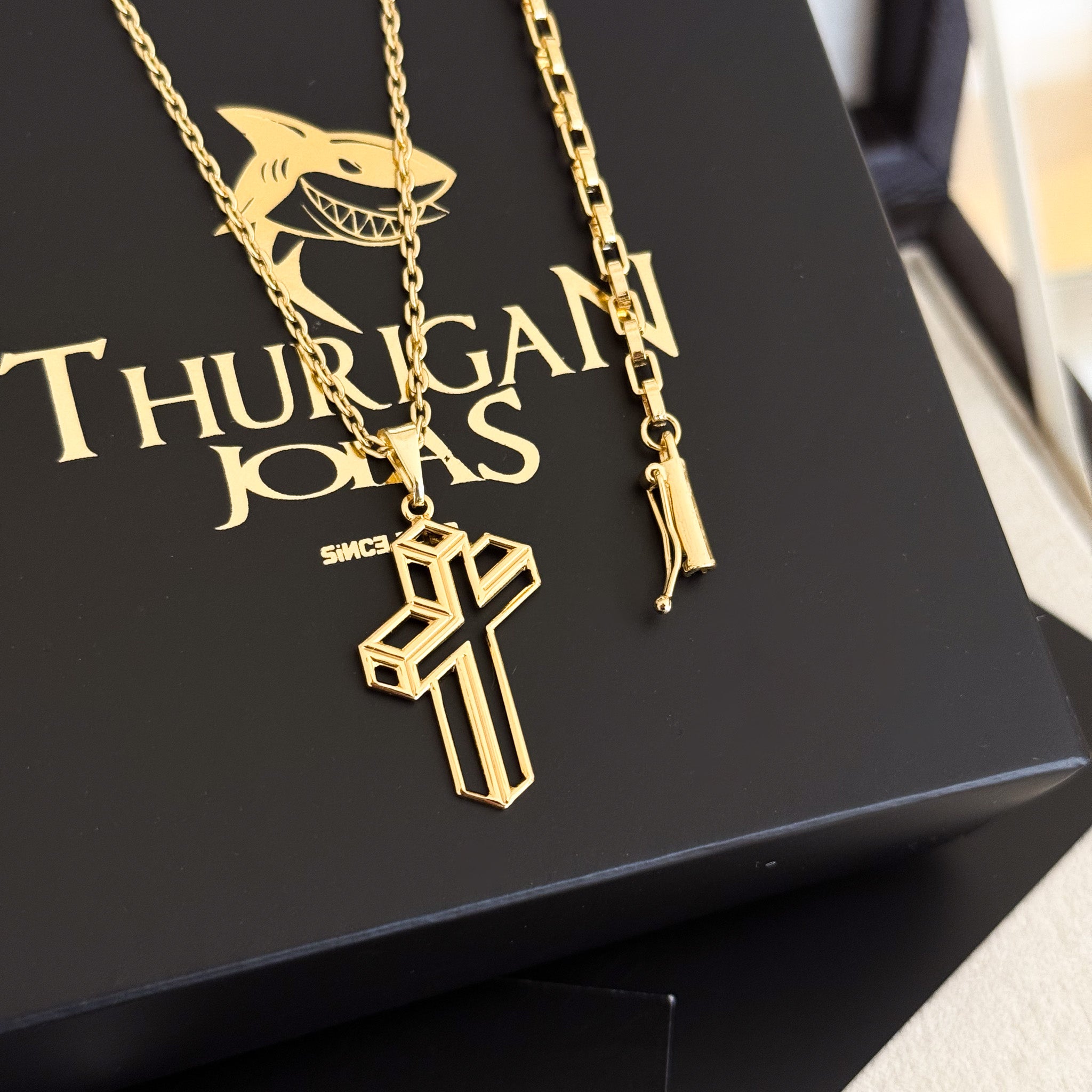 Colar Crucifixo 3D - Corrente Cadeado e Pulseira Veneziana Banhado A Ouro 18k